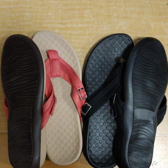 2 NEW Pairs of flip flops - Picture 2 of 3